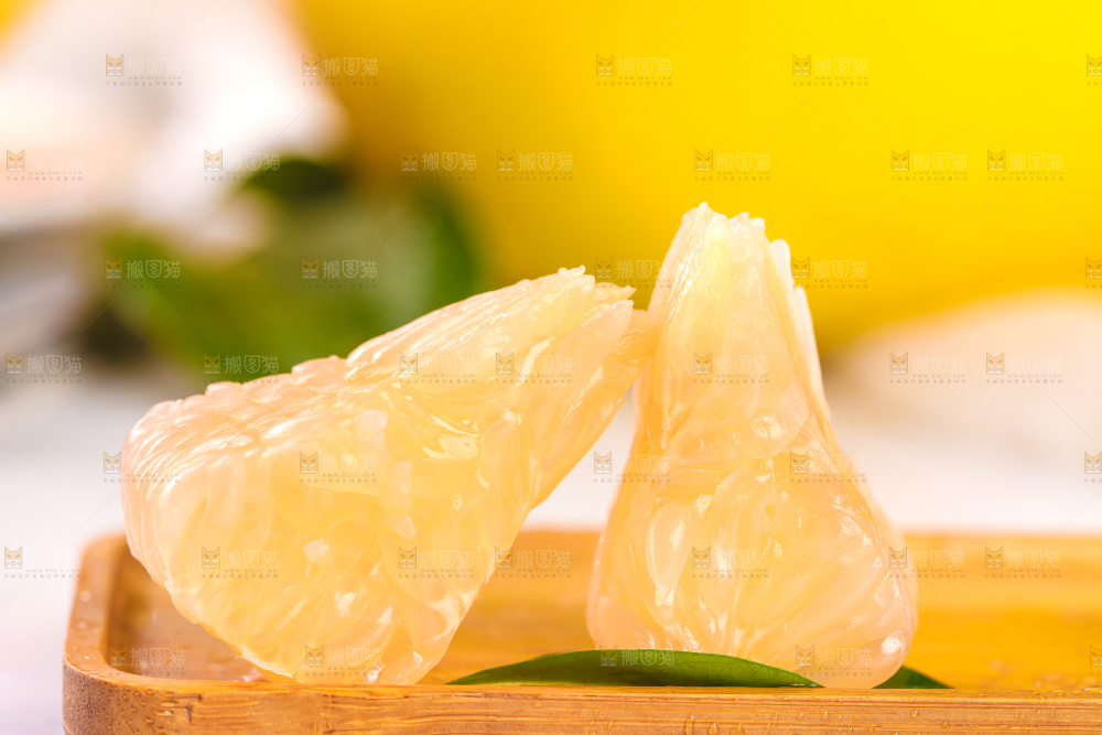 木底上的水晶蜜柚