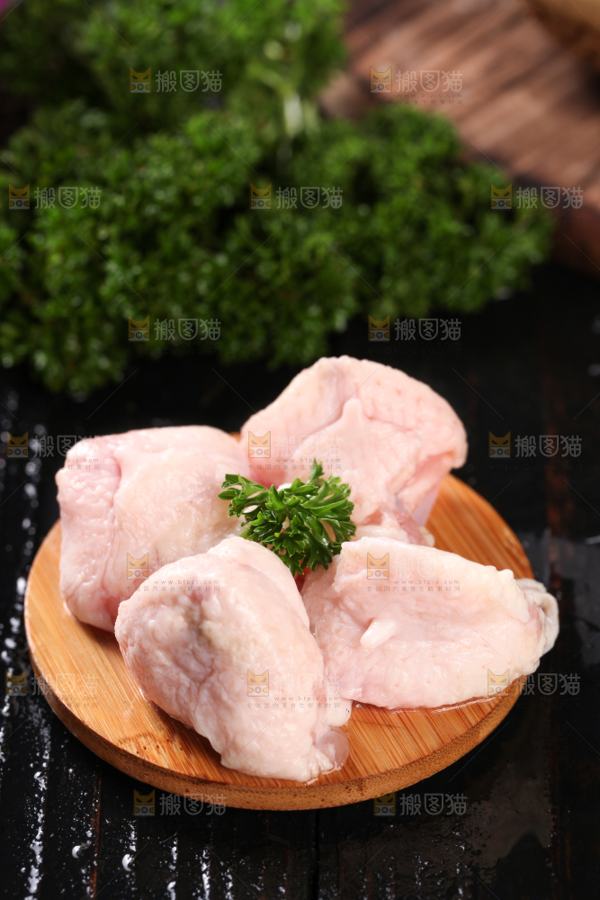 木板上放着鸡屁股
