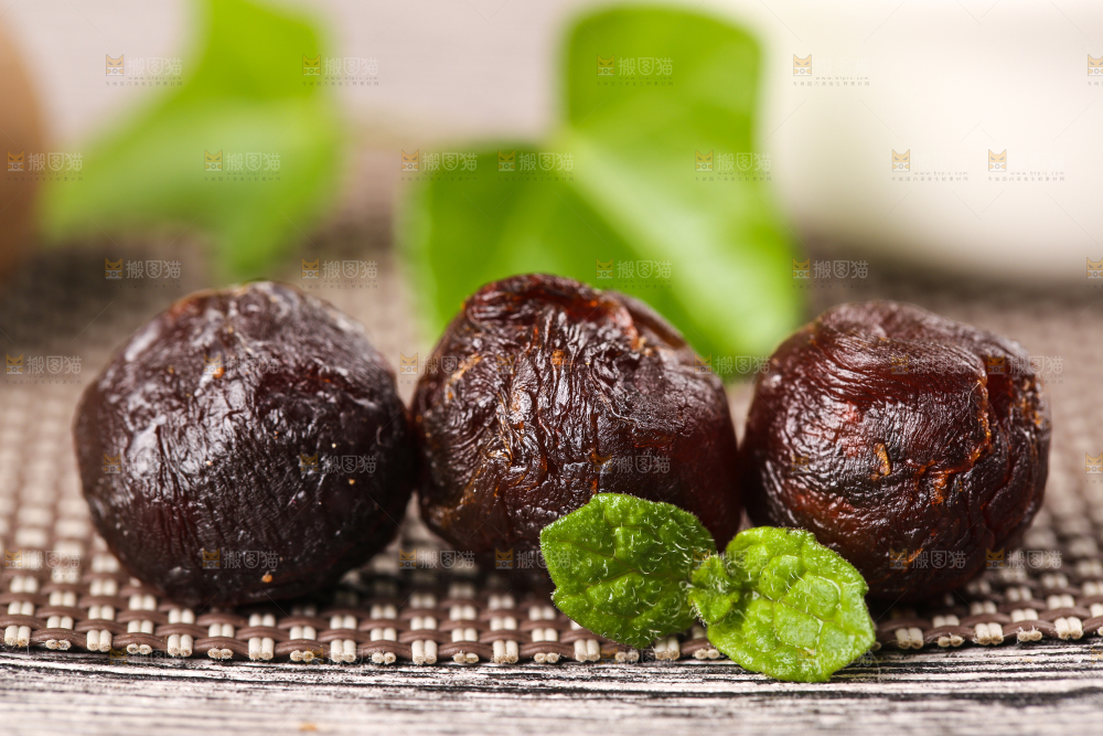 格子底上的桂圆果肉