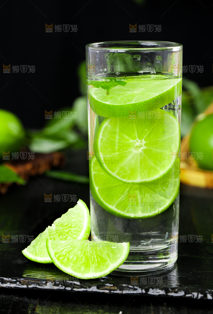 黑底上放着一杯青柠檬茶