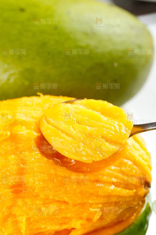 勺子上挖着玉芒果肉
