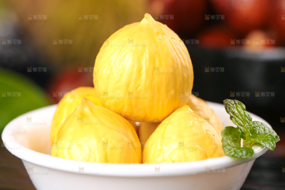 黑底上放着一碟锥栗仁