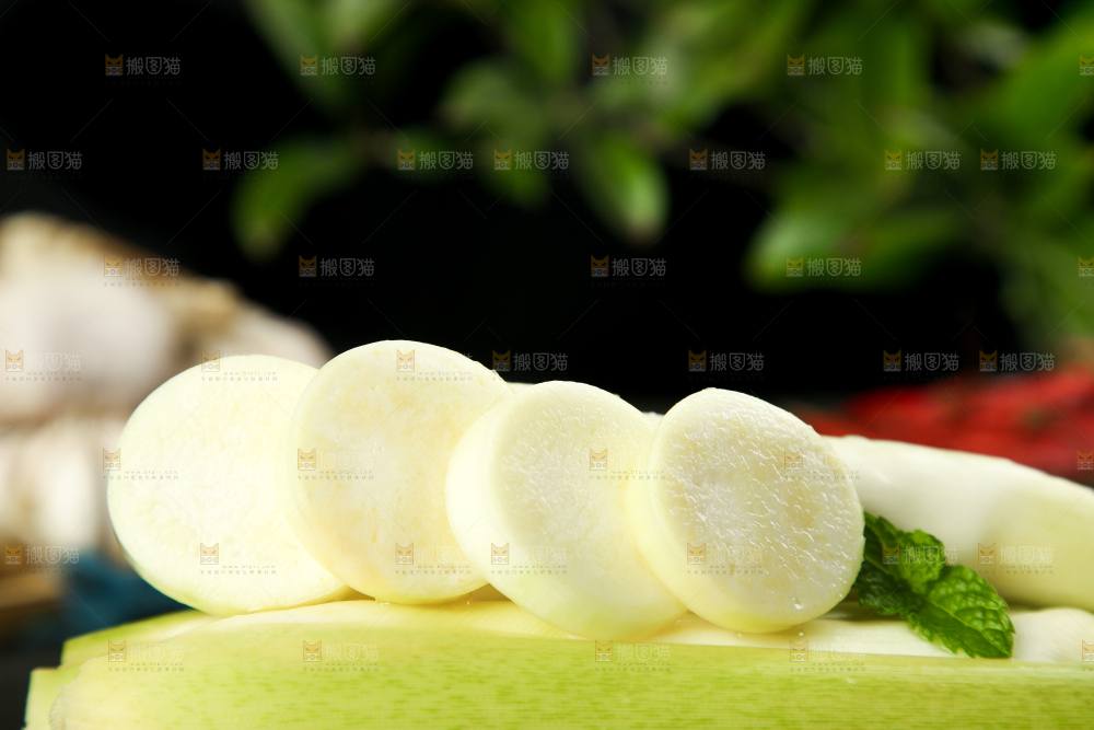 深底上放着一堆云南茭白