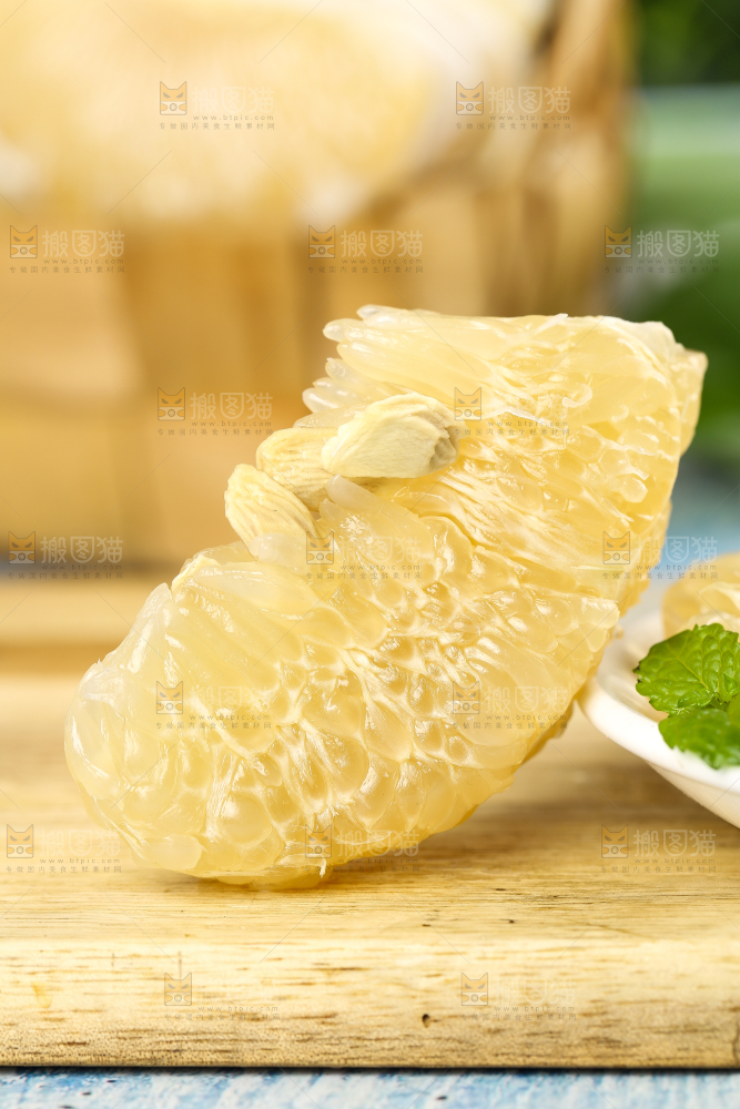 双拼板上放着白心蜜柚