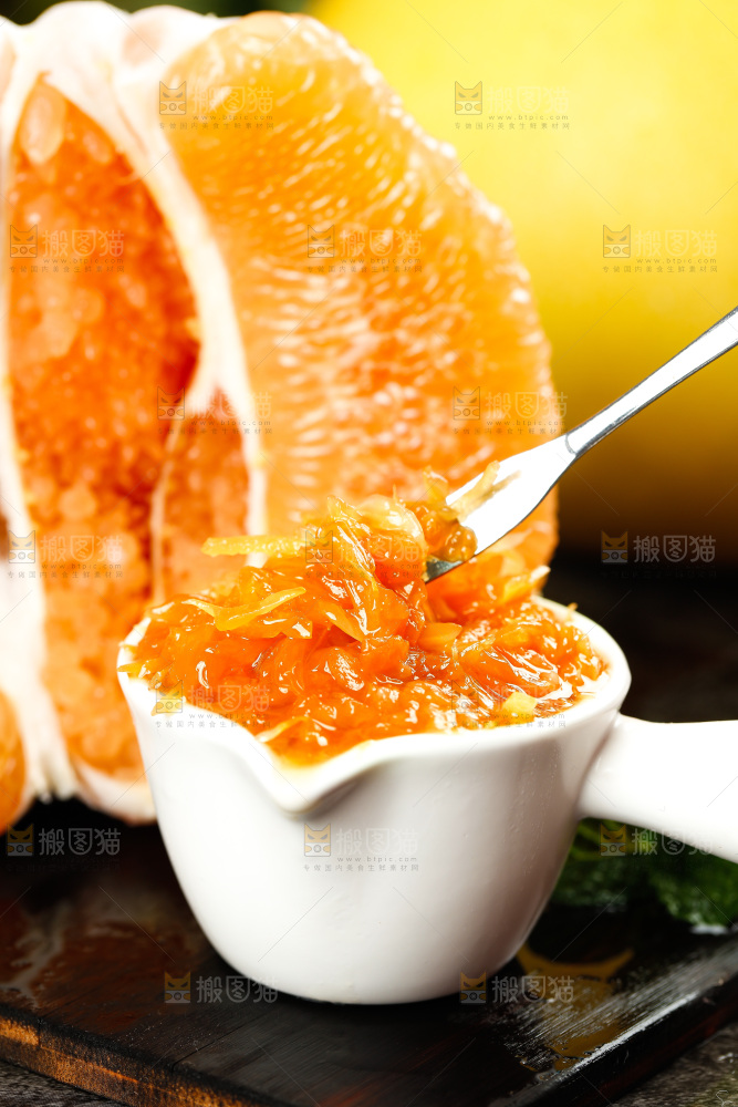 深底上一碟蜜柚果肉