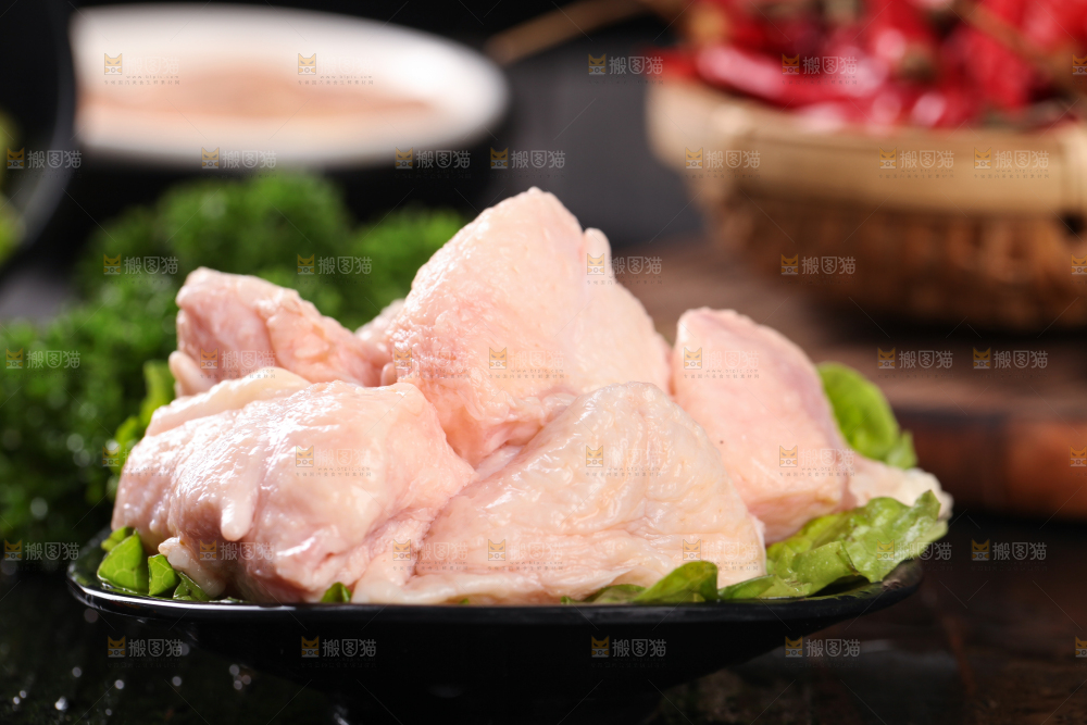 黑底上放着一盘生鲜鸡尾