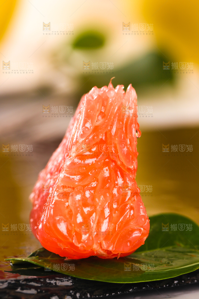 黑底上放着红心柚
