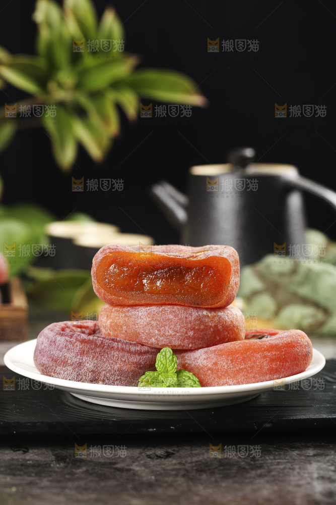 黑底上放着一盘霜降柿子饼