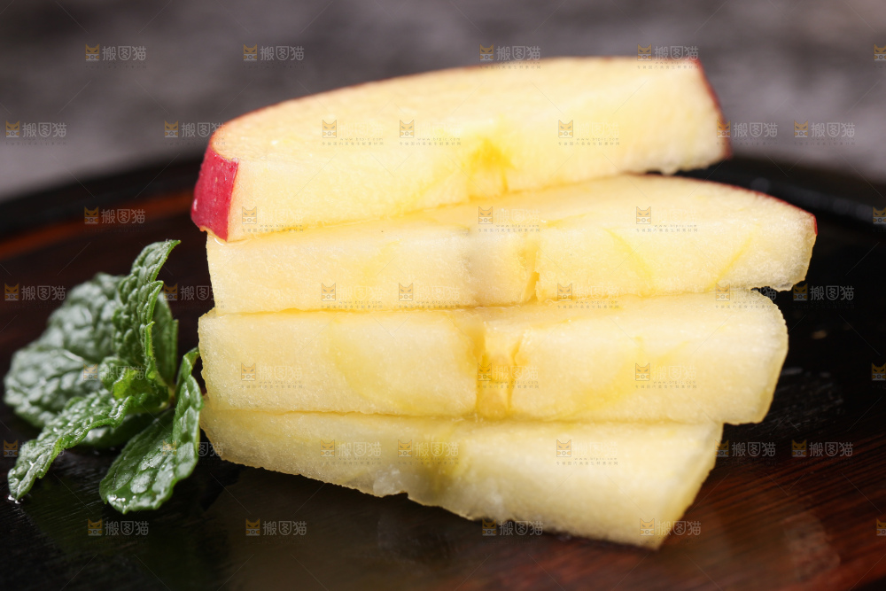 深底上放着火箭苹果果肉