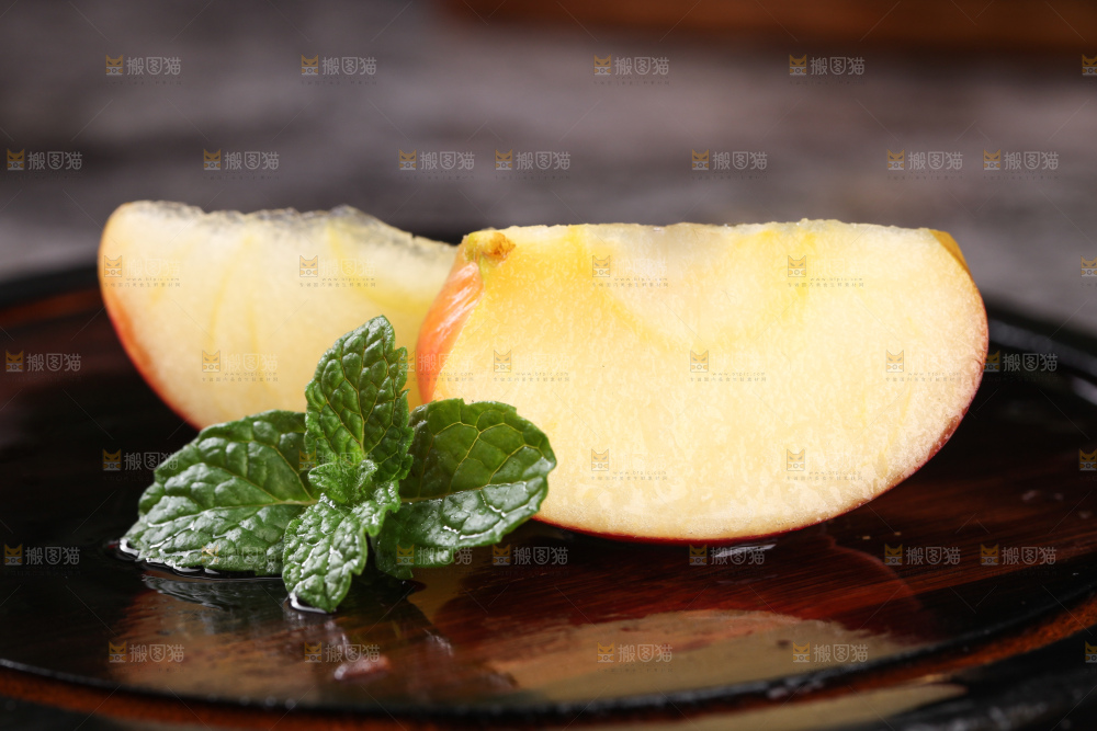 深底上放着火箭苹果果肉