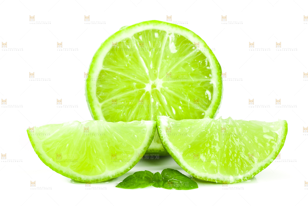 白底上切块的无籽青柠檬