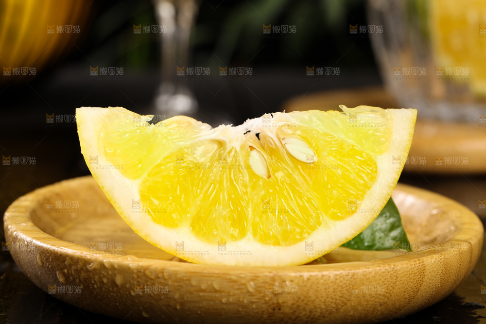 木盘里放着鸡尾葡萄柚