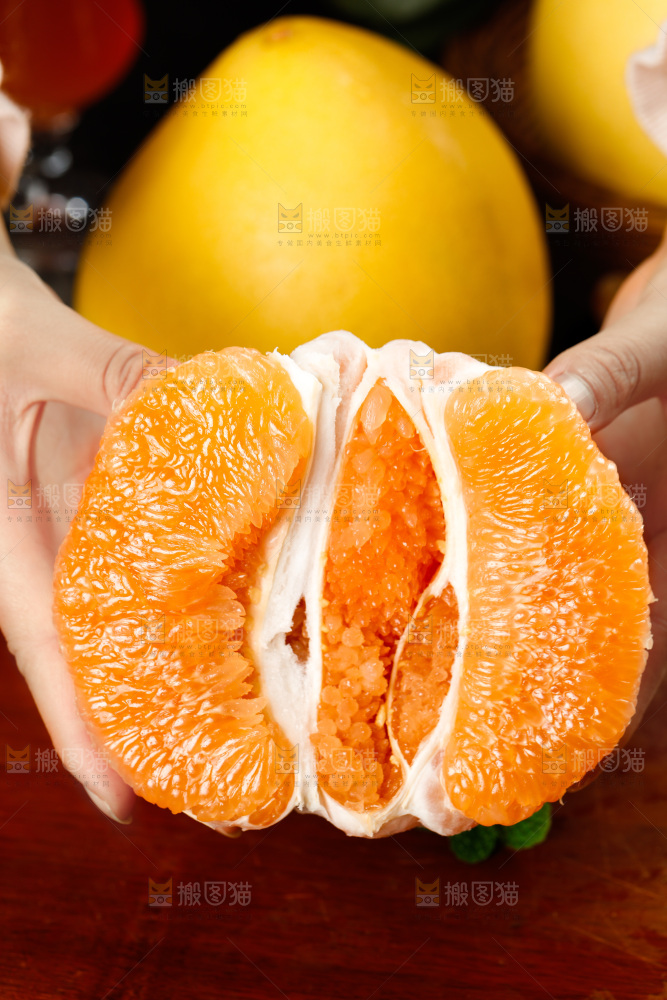 手上拿着黄金柚果肉