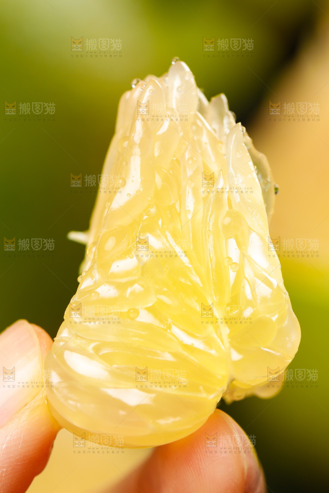 手上拿着泰国青柚