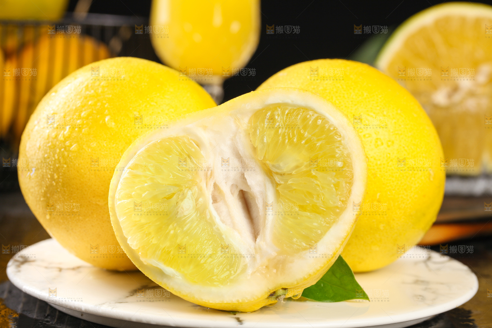 石盘里放着葡萄柚