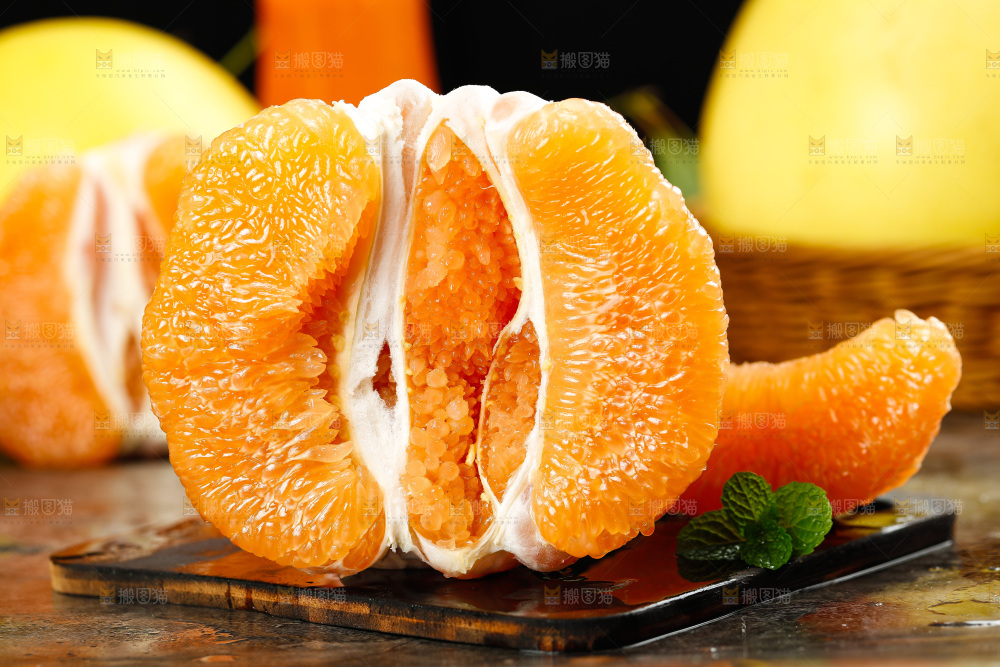 深底上的黄金蜜柚果肉