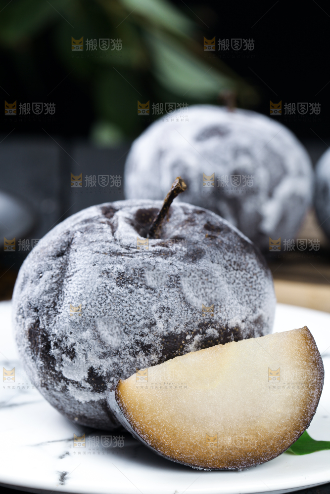 盘子里的黑冻梨和冻梨果肉
