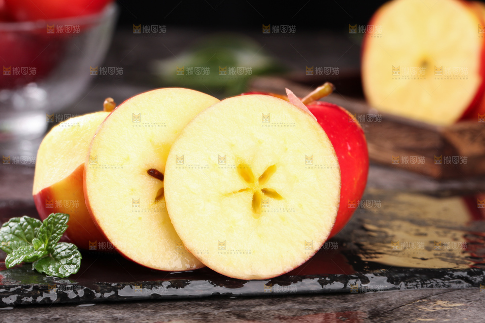 黑底上摆放着火箭苹果和苹果果肉
