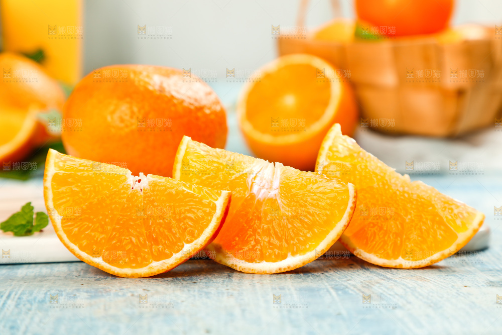 浅底上放着切块的爱媛