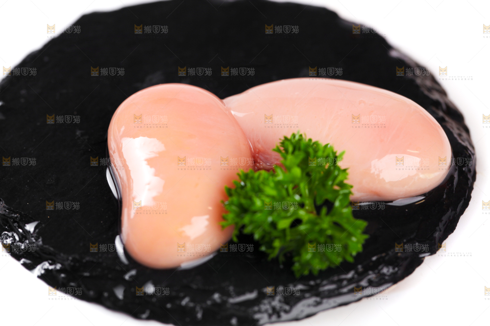 黑石板上放着农家土鸡腰子