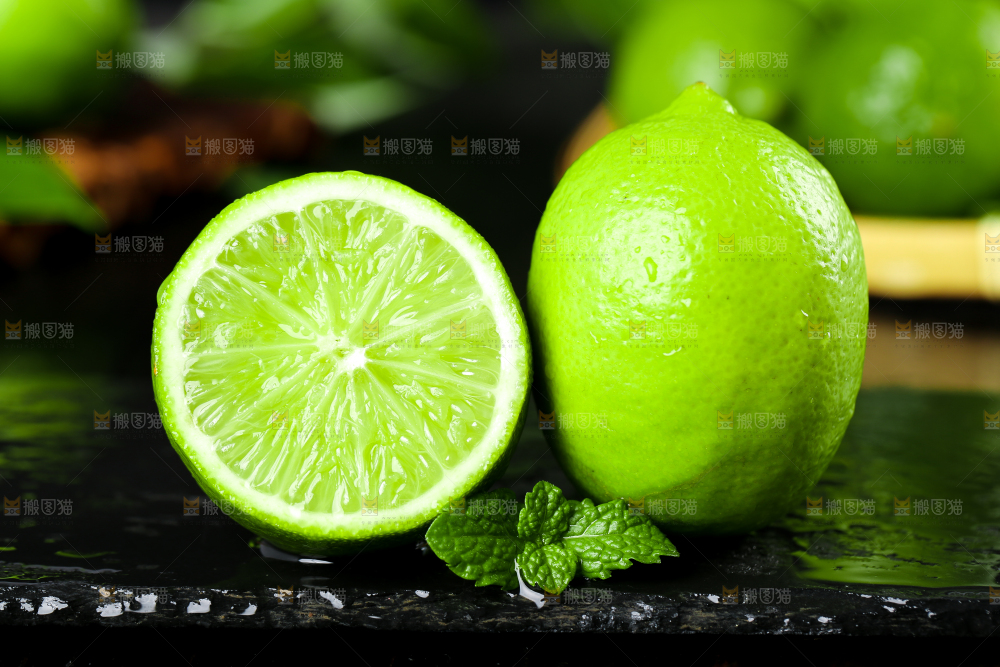 黑底上的无籽青柠檬
