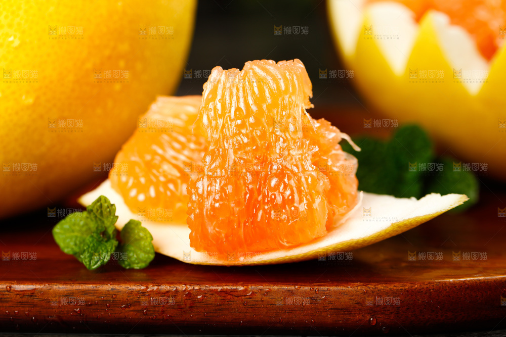 木底上的蜜柚果肉