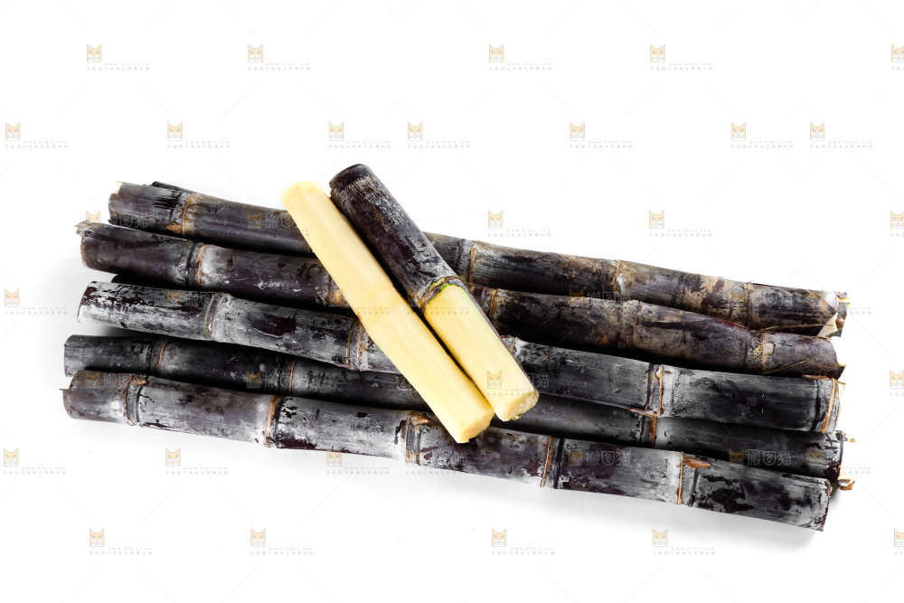 白底上的新鲜黑皮甘蔗