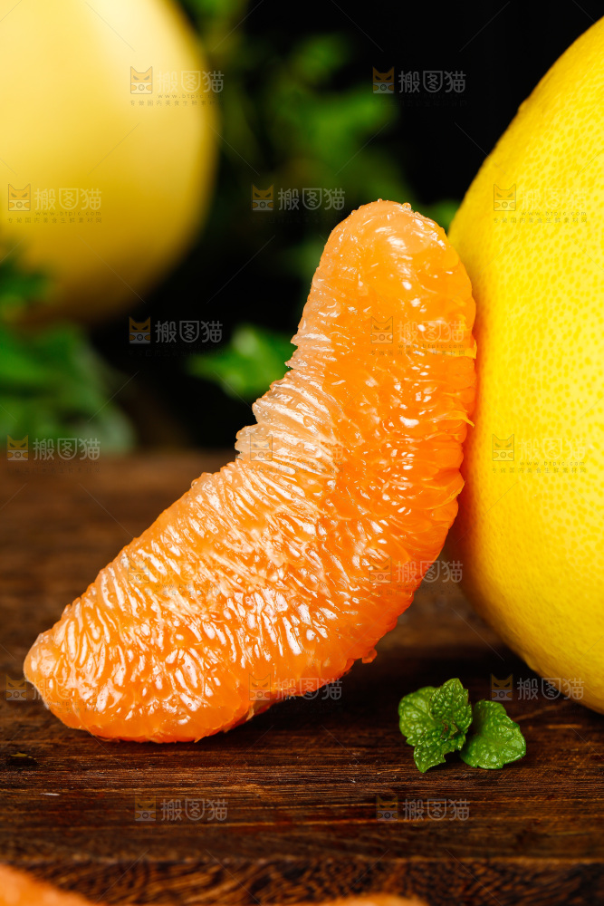 木底上的平和黄肉蜜柚
