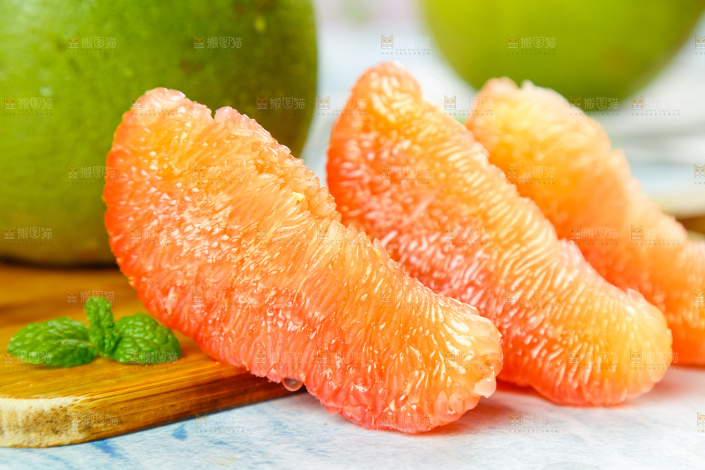 浅底上的红心柚果肉