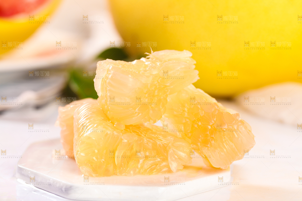 白底上的白肉蜜柚