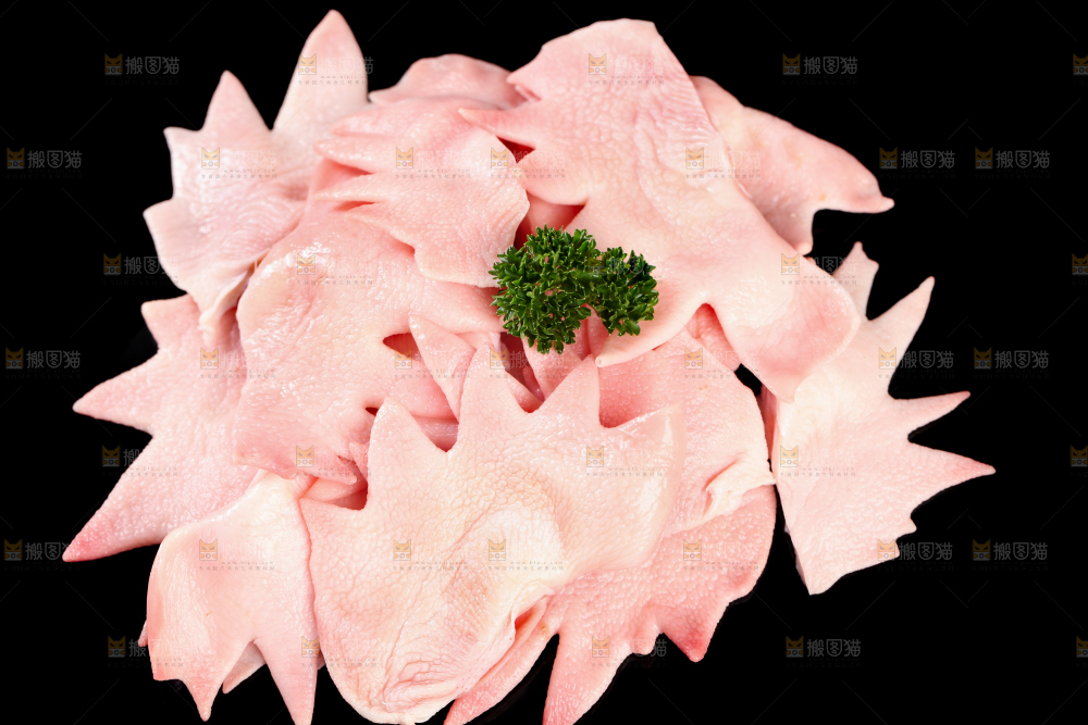 黑底上放着生鲜鸡冠