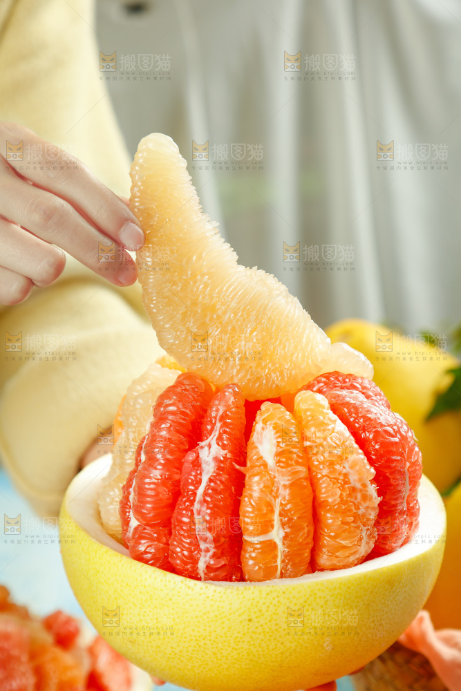 手上捧着三色蜜柚果肉