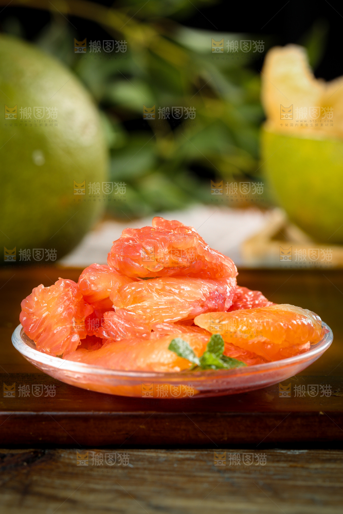 深底上放着一盘红心柚果肉