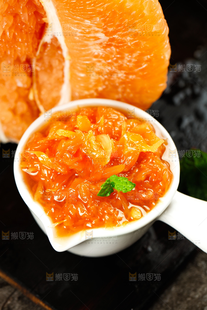 深底上一碟蜜柚果肉