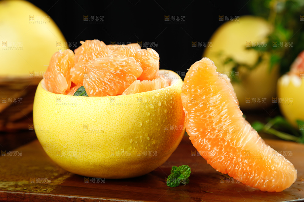木板上放着黄金蜜柚