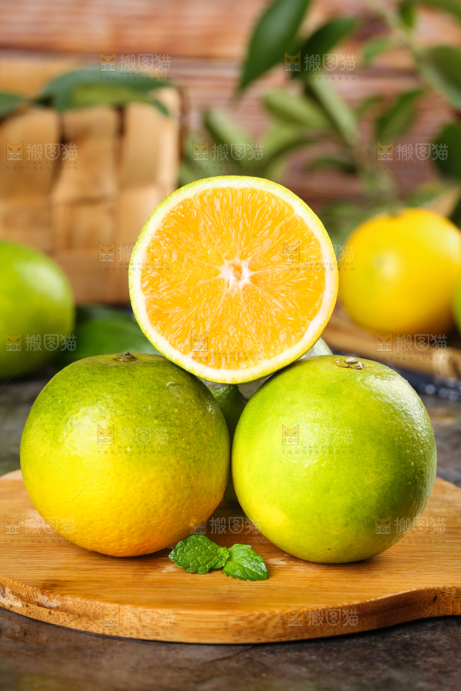 木板上放着一堆湖北秭归夏橙