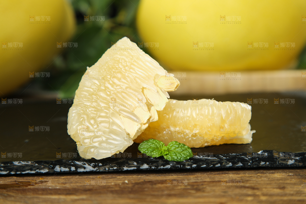 黑底上的沙田柚果肉