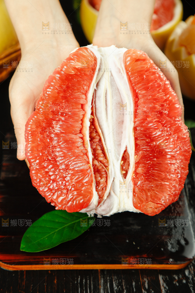 手上捧着蜜柚果肉