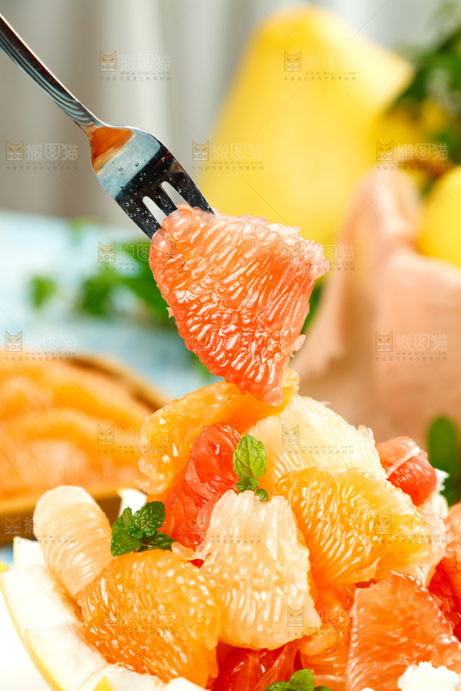 叉子上插着蜜柚果肉