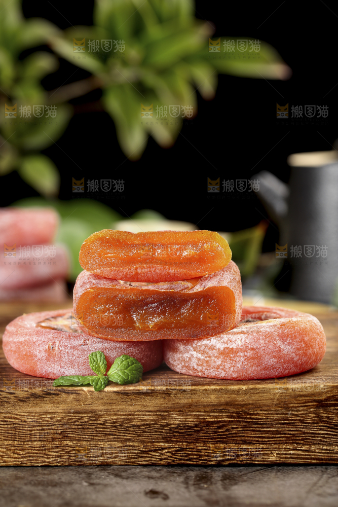 木板上的圆柿饼