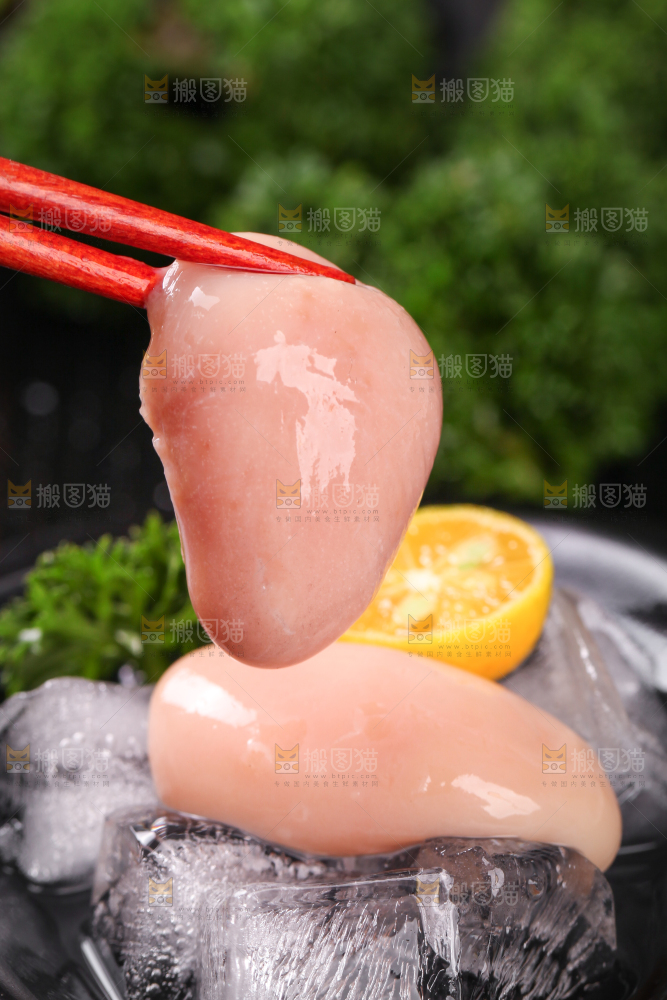 筷子上夹着鸡腰
