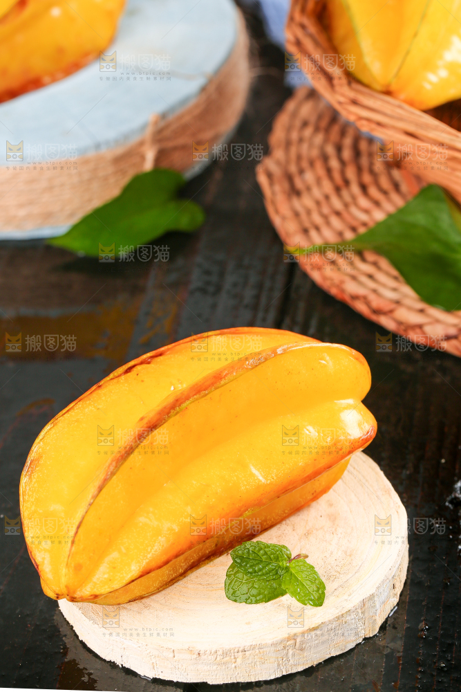 木垫上放着杨桃