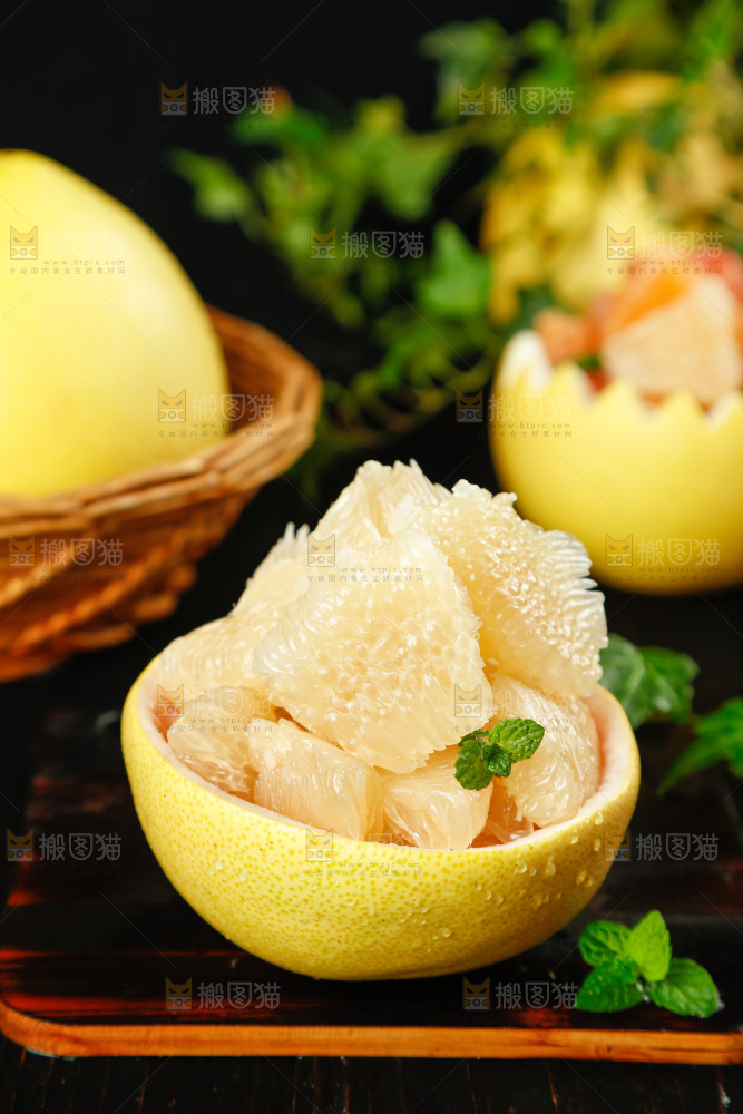 深底上的白心蜜柚