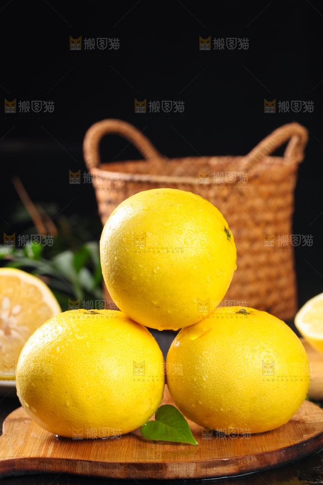 木板上的黄金葡萄柚