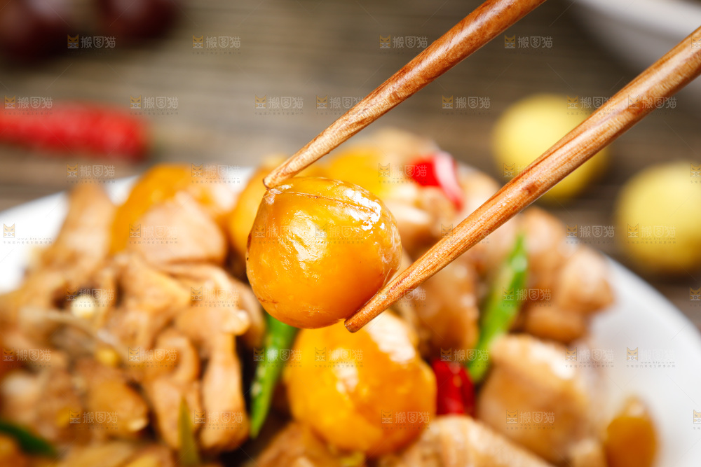 筷子上夹着板栗