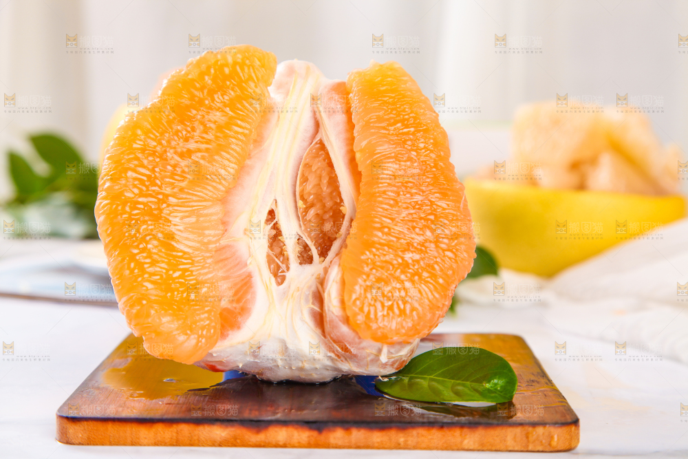 木板上放着黄肉蜜柚果肉