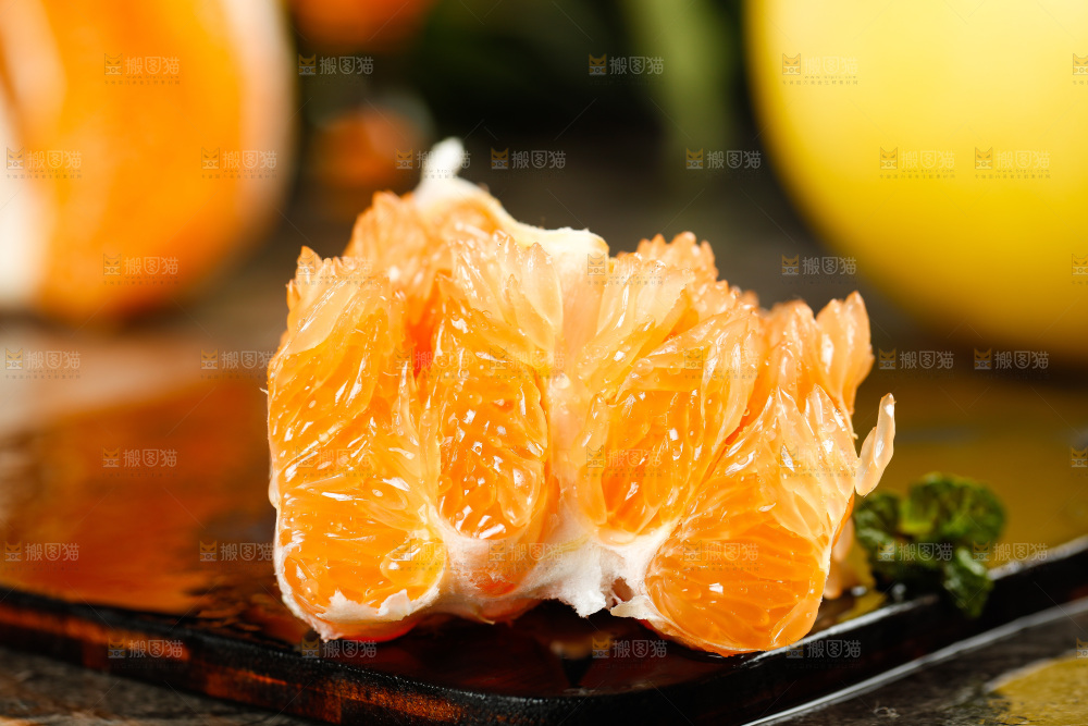 深底上放着蜜柚果肉