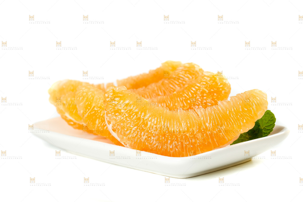 白底上放着一盘黄金蜜柚果肉