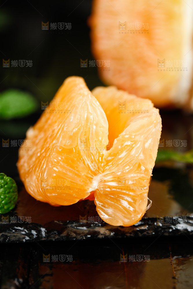 黑底上放着金柚果肉