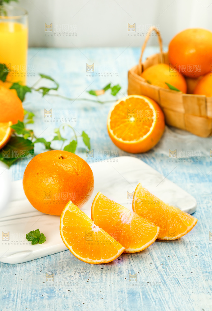 浅底上放着切块的爱媛